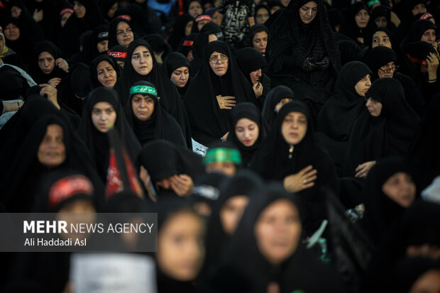 
Women mourn Ashura in Shah Abdol-Azim shrine
