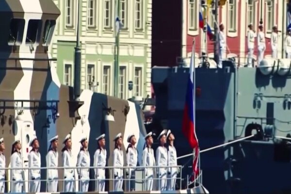 رژه روز نیروی دریایی روسیه در سنت‌پترزبورگ با حضور پوتین+ فیلم