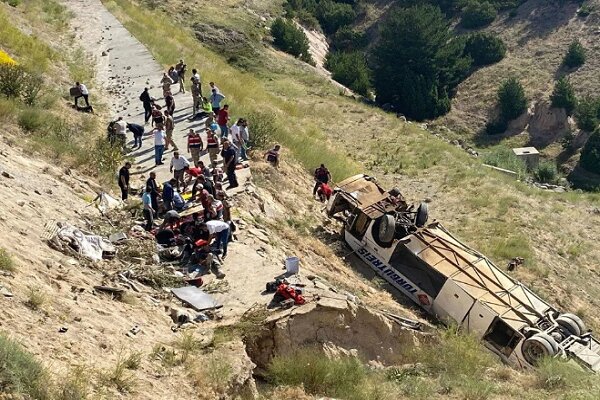Kars'ta yolcu otobüsü şarampole devrildi: 7 ölü, 22 yaralı
 Kars'ta yolcu otobüsü şarampole devrildi: 7 ölü, 22 yaralı