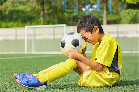 کیمیاگری در مدارس فوتبال/ آرزوهایی که در زمین خاکی سبز میشوند