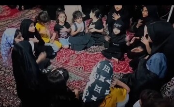 حلقه کوچک سینه زنی کودکان عزادار در هیات محسن ابن علی (ع) گرگان