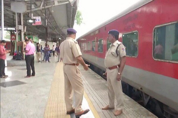 ہندوستان، چلتی ٹرین میں فائرنگ سے پولیس اہلکار سمیت 4 افراد ہلاک