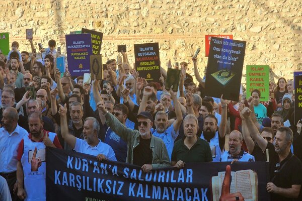 Kur'an-ı Kerim'e yönelik saygısızlık İstanbul'da protesto edildi