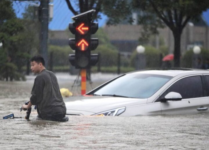 الصين.. آلاف السكان يفرون من منازلهم في بكين بسبب الأمطار الغزيرة