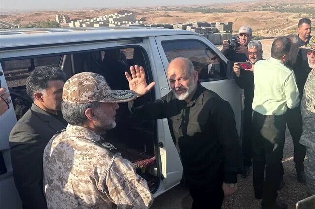  وزير الداخلية الايراني یتفقد منفذ خسروي الحدودي تمهیدا لالزيارة الاربعينية