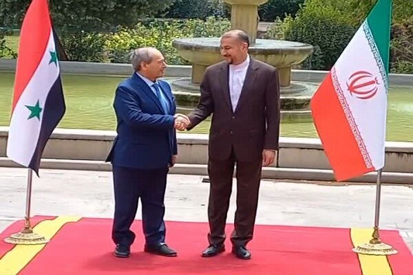 Suriye Dışişleri Bakanı, Emir Abdullahiyan tarafından karşılandı Suriye Dışişleri Bakanı, Emir Abdullahiyan tarafından karşılandı