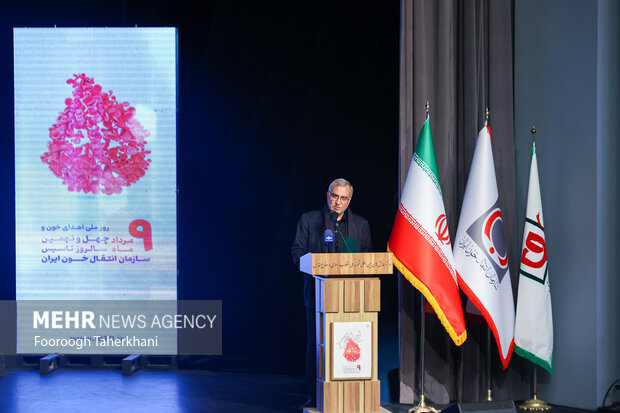  بهرام عین اللهی، وزیر بهداشت در همایس سالروز تاسیس سازمان انتقال خون در حال سخنرانی است