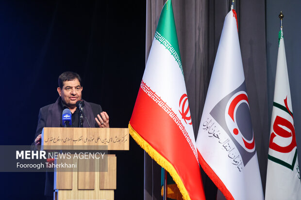محمد مخبر، معاون اول رئیس جمهوری  در همایش سالروز تاسیس سازمان انتقال خون در حال سخنرانی است