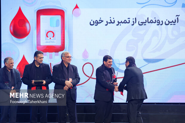 محمد مخبر، معاون اول رئیس جمهوری و بهرام عین اللهی، وزیر بهداشت در همایس سالروز تاسیس سازمان انتقال خون حضور دارند
