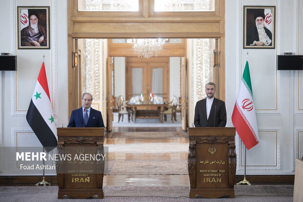 حسین امیر عبدالهییان وزیر امور خارجه ایران و  فیصل مقداد وزیر خارجه سوریه پس از پایان مذاکرات در محل نشست خبری وزرای خارجه سوریه و ایران حضور دارند 