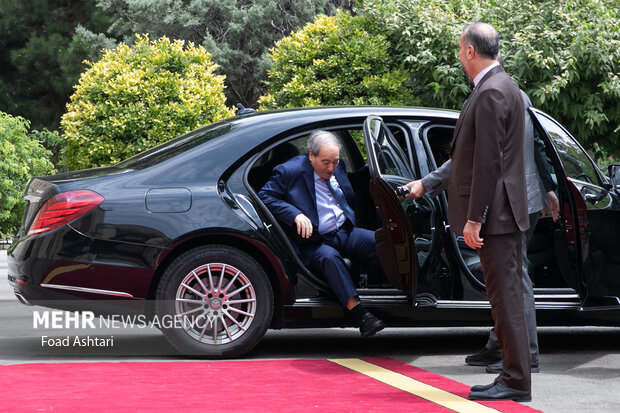 حسین امیر عبدالهییان وزیر امور خارجه ایران در حال استقبال از فیصل مقداد وزیر خارجه سوریه در محل دیدار وزرای خارجه سوریه و ایران است 