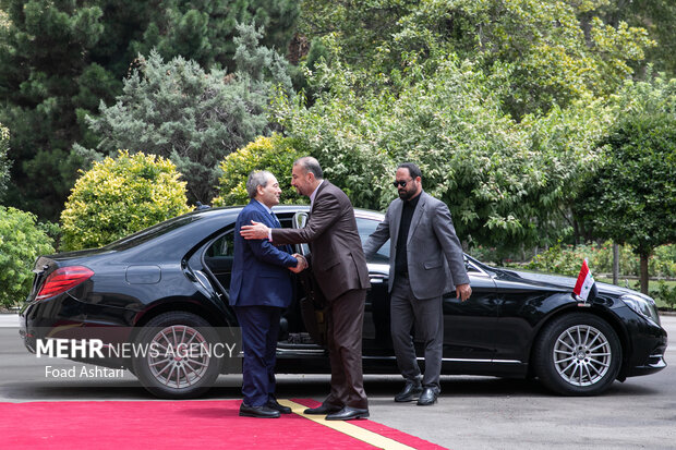 حسین امیر عبدالهییان وزیر امور خارجه ایران در حال استقبال از فیصل مقداد وزیر خارجه سوریه در محل دیدار وزرای خارجه سوریه و ایران است 