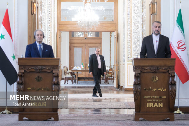 حسین امیر عبدالهییان وزیر امور خارجه ایران و  فیصل مقداد وزیر خارجه سوریه پس از پایان مذاکرات در محل نشست خبری وزرای خارجه سوریه و ایران حضور دارند 
