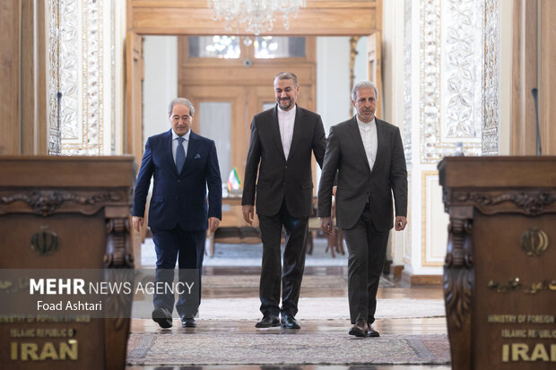 حسین امیر عبدالهییان وزیر امور خارجه ایران و  فیصل مقداد وزیر خارجه سوریه در حال ورود به محل نشست خبری وزرای خارجه سوریه و ایران هستند