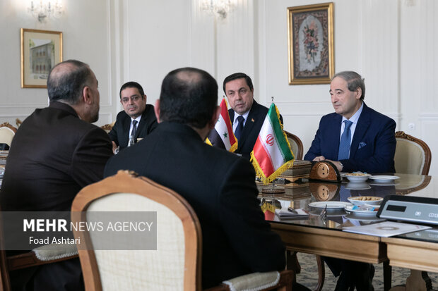 فیصل مقداد وزیر خارجه سوریه در حال گفتگو با حسین امیر عبدالهییان وزیر امور خارجه ایران در محل دیدار وزرای خارجه سوریه و ایران است 