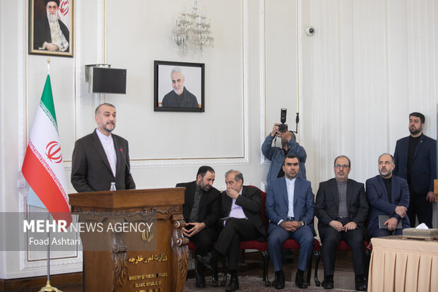 حسین امیر عبدالهییان وزیر امور خارجه ایران  در نشست خبری وزرای خارجه سوریه و ایران حضور دارد