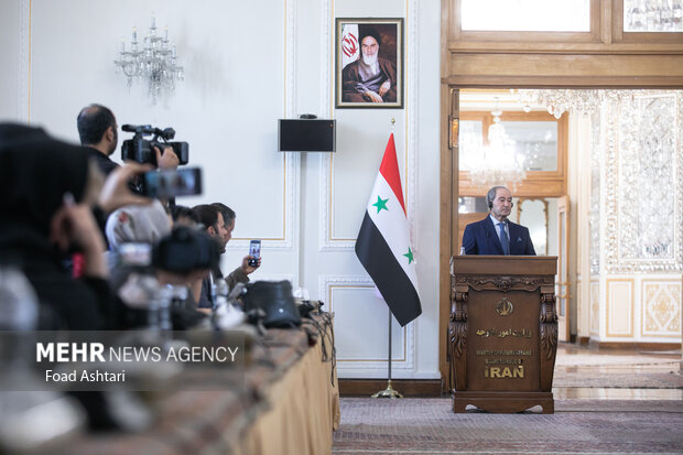 فیصل مقداد وزیر خارجه سوریه در نشست خبری وزرای خارجه سوریه و ایران حضور دارد