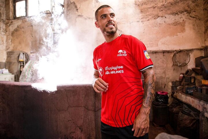 تصاویری از رونمایی متفاوت پیراهن تراکتور در دل بازار سنتی تبریز