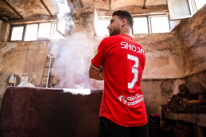 تصاویری از رونمایی متفاوت پیراهن تراکتور در دل بازار سنتی تبریز