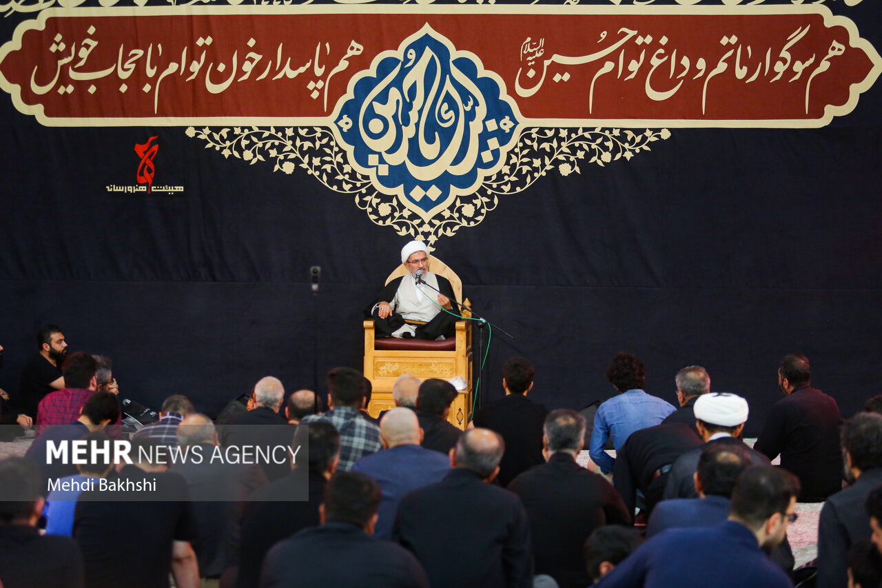 فعالان فرهنگی در دام ظواهر و مفاهیم اخلاقی مکاتب غربی نیفتند