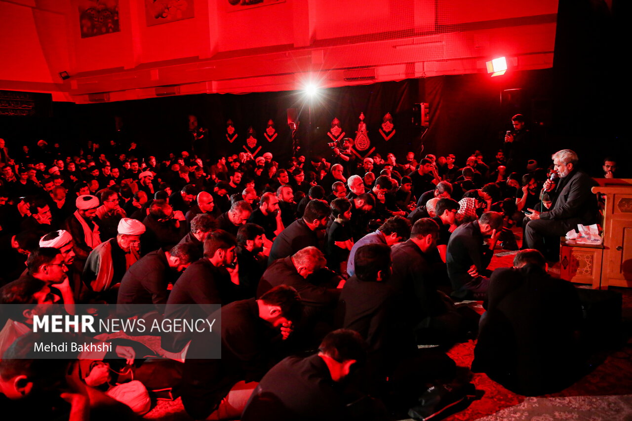 فعالان فرهنگی در دام ظواهر و مفاهیم اخلاقی مکاتب غربی نیفتند