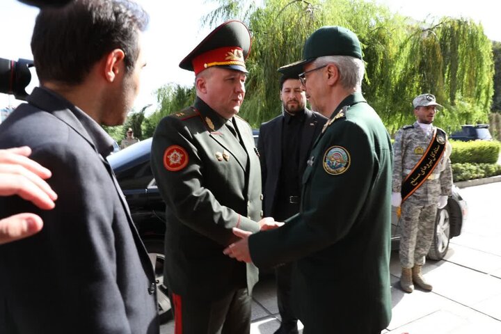 اللواء باقري يستقبل وزير الدفاع البيلاروسي في مقر القوات المسلحة