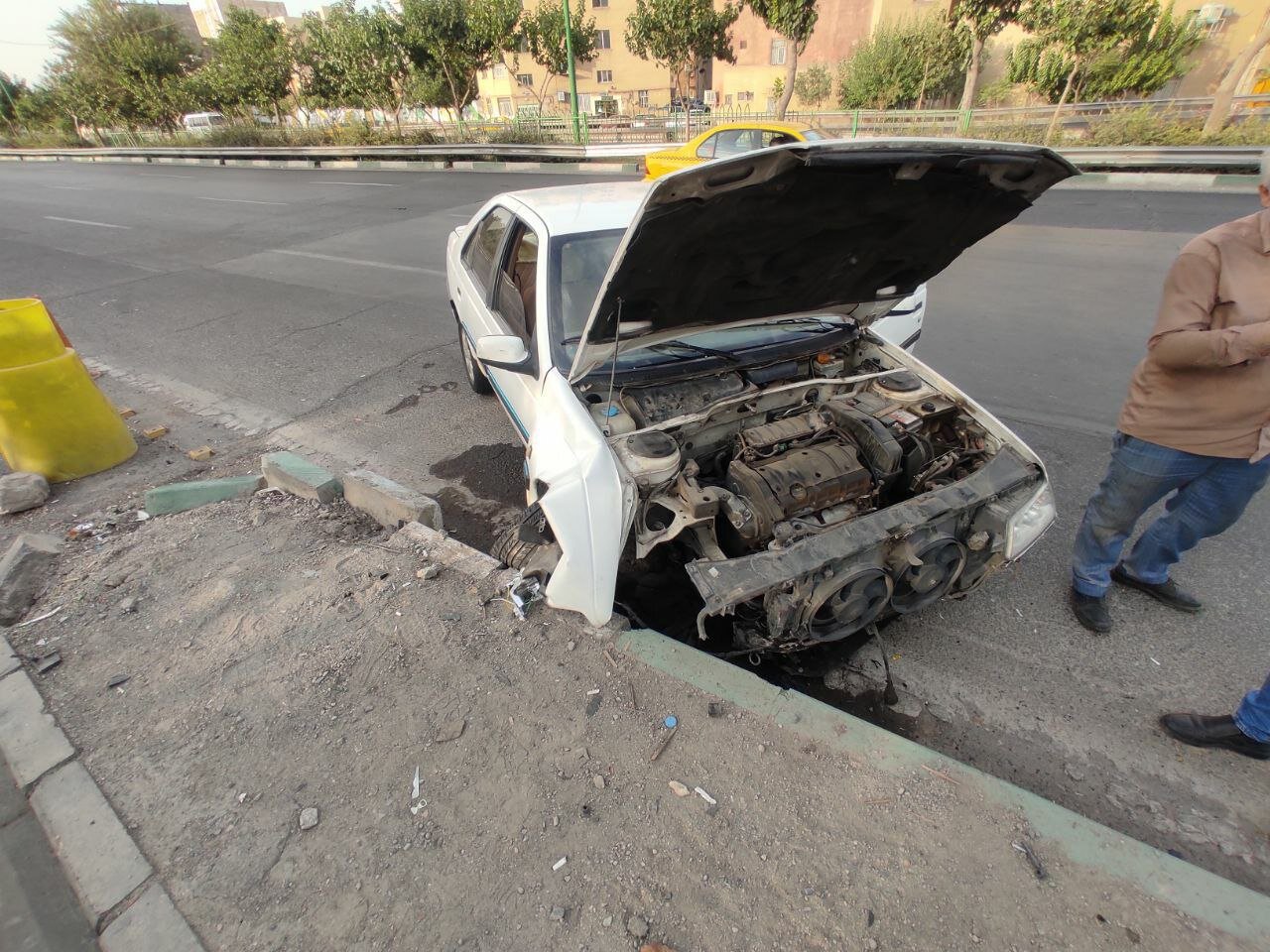 برخورد شدید پژو با تابلو راهنمای مسیر در بزرگراه آوینی 2