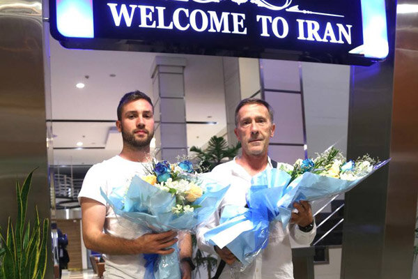 دو دستیار اسپانیایی نکونام وارد تهران شدند