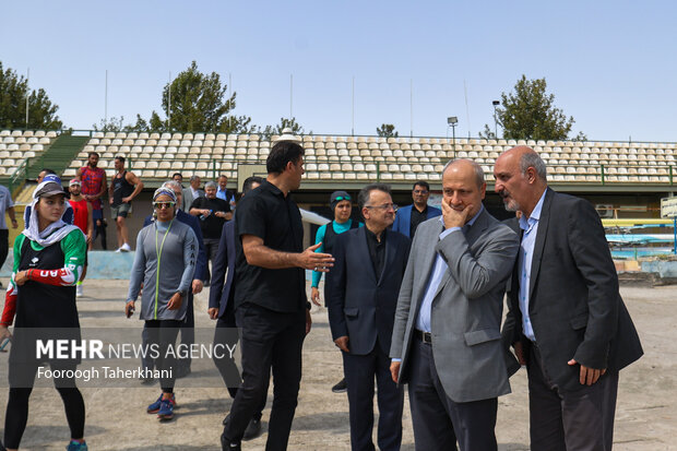  مناف هاشمی دبیر کل کمیته المپیک ازاردو تیم ملی قایقرانی در حال بازدید است