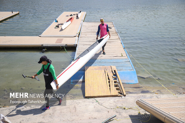 اعضای تیم قایقرانی در دریاچه ازادی چهارشنبه 11 مرداد 1402 در حال تمرین هستند
