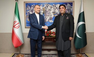 پاکستانی وزیر خارجہ کا اپنے ایرانی ہم منصب کا پرتپاک استقبال؛ دوستی اور خیرسگالی کا پودا لگایا