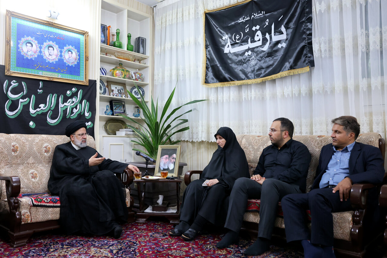 دیدار رئیس‌جمهور با خانواده شهیدان خالقی‌پور/ خانواده شهدا در عرصه جهاد تبیین بسیار اثرگذارند