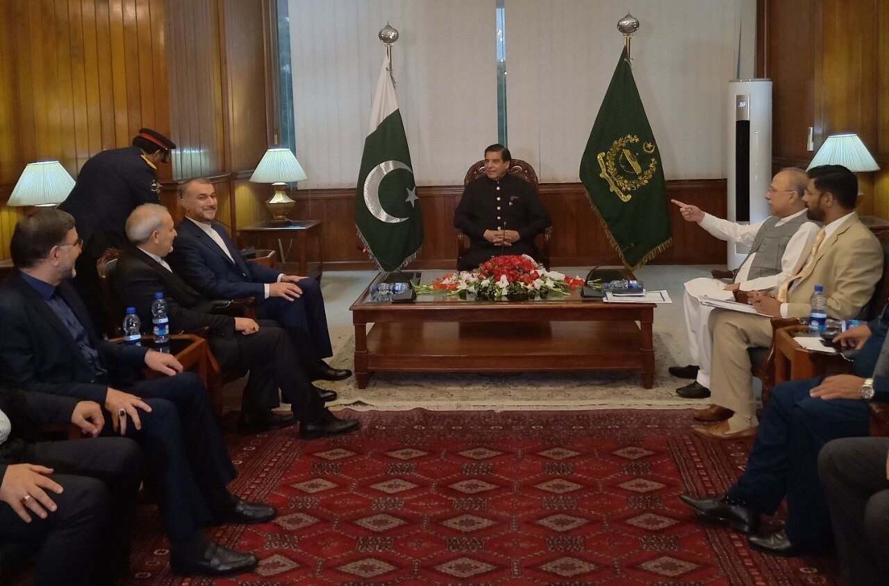 وزير الخارجية الإيراني يلتقي رئيس وزراء باكستان في اسلام اباد