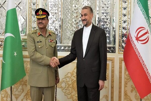  وزير الخارجية الإيراني يلتقي بقائد الجيش الباكستاني