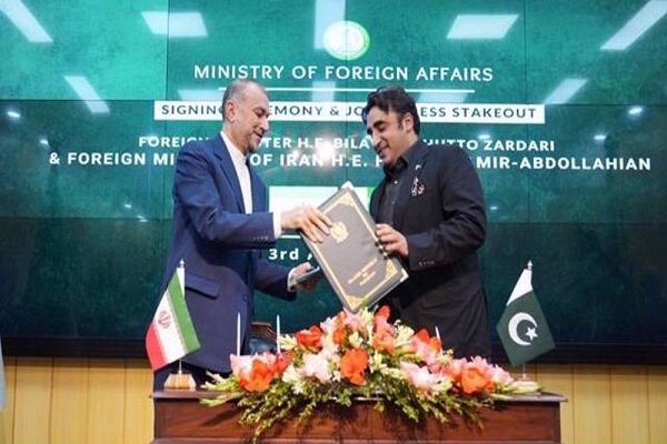 Iran, Pakistan ink 5-yr strategic plan for commercial coop.