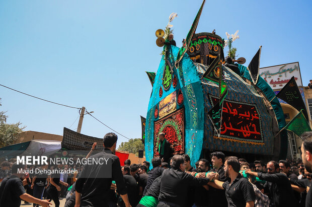یزد، فھادان میں امام حسینؑ کے ہفتم کی مناسبت سے نخل برداری کے مراسم
