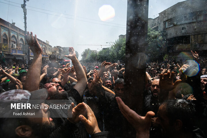 همزمان با عاشورای حسینی، جمعه ۶ مرداد، مراسم عزاداری و خیمه سوزان در چهارراه گلوبندک تهران برگزار شد