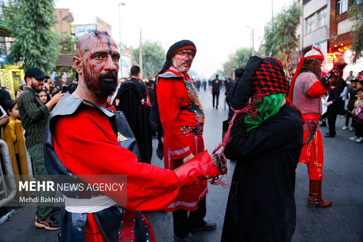 کاروان نمادین اسرای کربلا در قم با حضور ۲ هزار هنرور با حرکت از خیابان امام خمینی (ره) به سمت حرم مطهر حضرت فاطمه معصومه (س) غم جانسوز اهل بیت عصمت و طهارت را زنده کرد