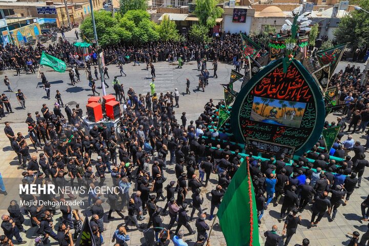 مراسم نخل برداری و همچنین تعزیه خوانی هیأت عزاداران خاص حسین (علیه‌السلام) به مناسبت هفتمین روز شهادت حضرت سید الشهدا (علیه‌السلام) با حضور عاشقان و محبان آن حضرت در حسینیه بزرگ محله فهادان یزد برگزار شد