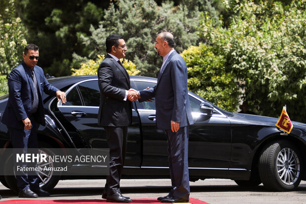حسین امیرعبدالهییان وزیر خارجه ایران در حال استقبال از علی صبری، وزیر امور خارجه سریلانکا در محل دیدار وزرای خارجه سریلانکا و ایران است