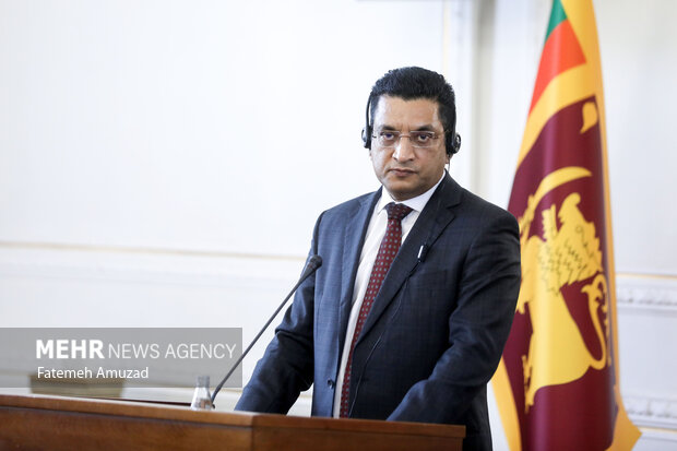 علی صبری، وزیر امور خارجه سریلانکادر کنفرانس مطبوعاتی مشترک با حسین امیر عبدالهییان وزیر خارجه ایران حضور دارد