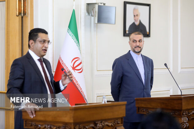 حسین امیر عبدالهییان وزیر خارجه ایران  و علی صبری، وزیر امور خارجه سریلانکا در کنفرانس مطبوعاتی مشترک پس از دیدار وزرای خارجه سریلانکا و ایران حضور دارند