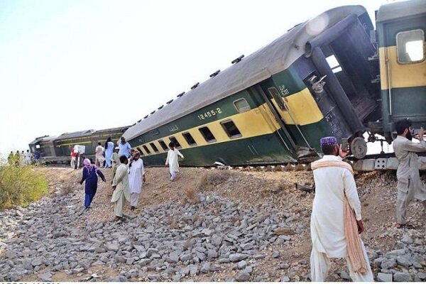 Train derailment in Pakistan suspends rail traffic