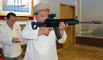 رهبر کره شمالی سلاح‌های سبُک تولید پیونگ‌یانگ را آزمایش کرد