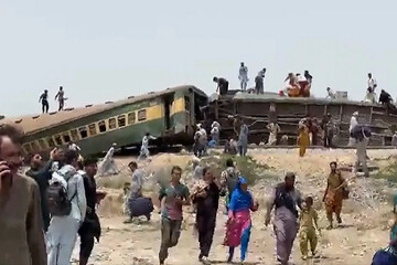 15 killed, over 40 injured after train derails in Pakistan