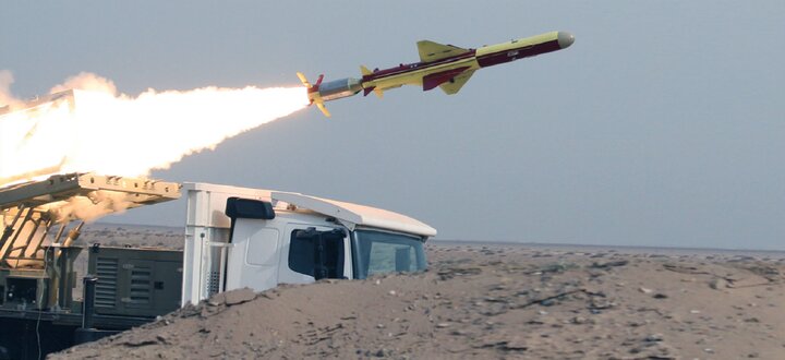 وزارة الدفاع تسلم صاروخي "قدير" و"نصير" إلى بحرية حرس الثورة الإسلامية