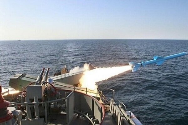 وزارة الدفاع تسلم صاروخي "قدير" و"نصير" إلى بحرية حرس الثورة الإسلامية