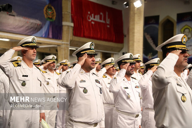 قائد الثورة الاسلامية يستقبل طاقم وعوائل المجموعة البحرية الـ86 التابعة للجيش الايراني
