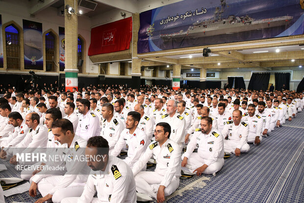 قائد الثورة الاسلامية يستقبل طاقم وعوائل المجموعة البحرية الـ86 التابعة للجيش الايراني