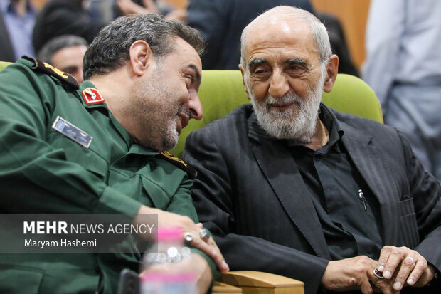 حسین شریعتمداری مدیر مسئول روزنامه کیهان در همایش«پیشرفت ایران قوی با خبرنگاران امیدآفرین»حضور دارد